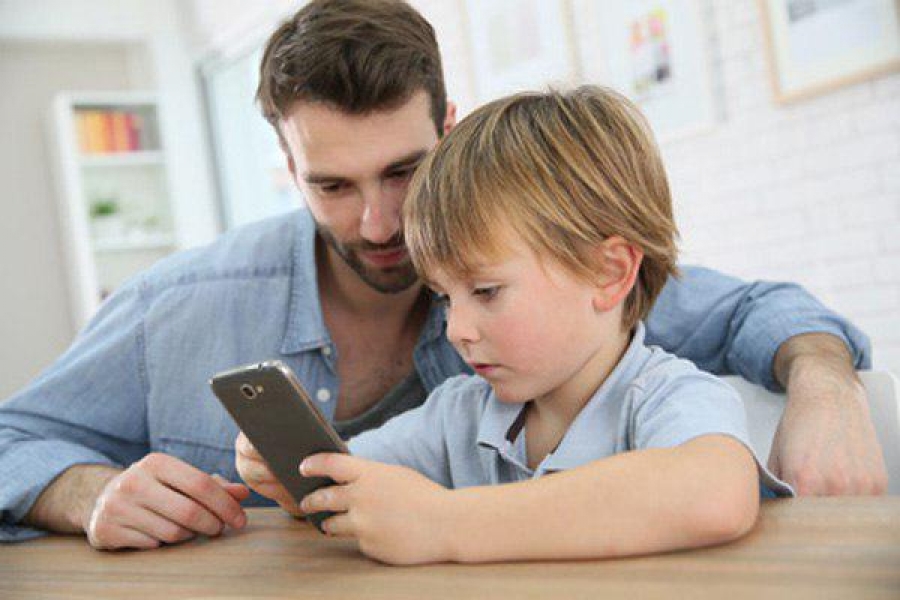 مراقب والدین از کودکان در اینترنت